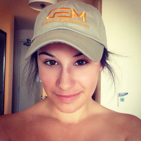 Meet your Posher, Jess!! - Picture 3 of 4